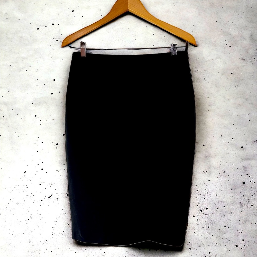 Escada pencil skirt circa 1990’s. Zipper back.